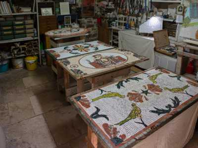 Mentre al centro del locale troneggiano quattro mosaici a soggetto mitologico e naturalistico nati dalle sapienti mani di Minuccio
